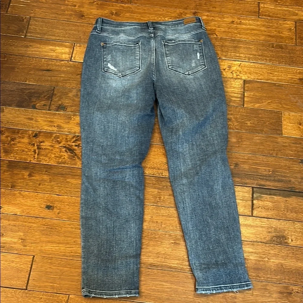 Judy Blue boyfriend fit distressed jeans 9/29 - Picture 8 of 8